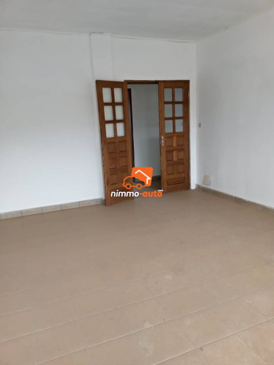 Bureau à louer à Nkomkana bordure de route principale