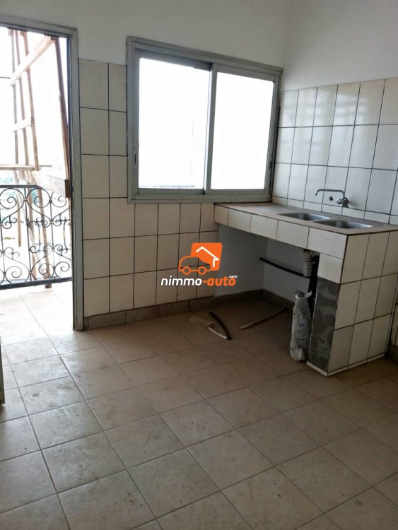 Bureau à louer à Nkomkana bordure de route principale