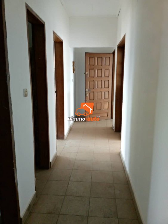 Bureau à louer à Nkomkana bordure de route principale