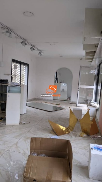 Très grande boutique haut standing à louer à Bastos
