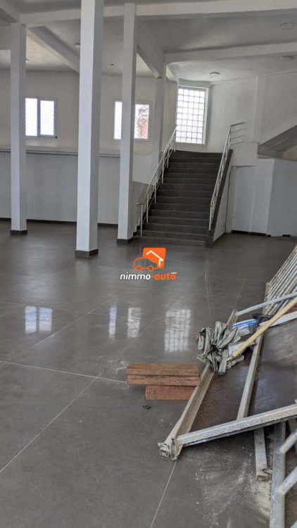Grand espace commercial de 450m² à louer à Anguissa