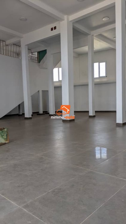 Grand espace commercial de 450m² à louer à Anguissa
