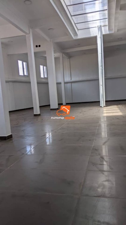 Grand espace commercial de 450m² à louer à Anguissa