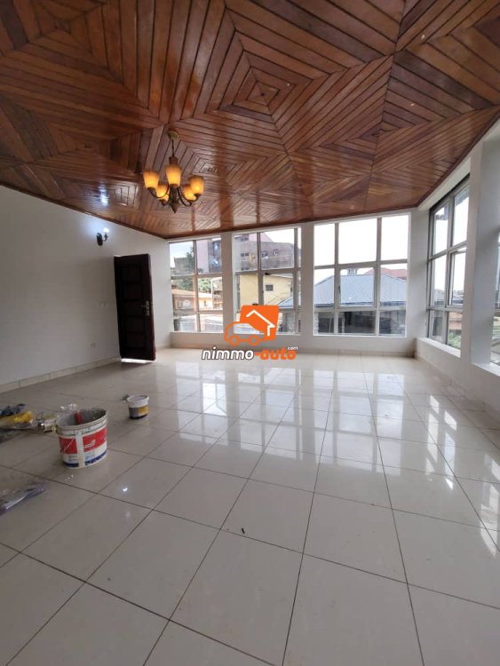 Très beau et vaste appartement moderne à louer à Biyemassi maison Blanche