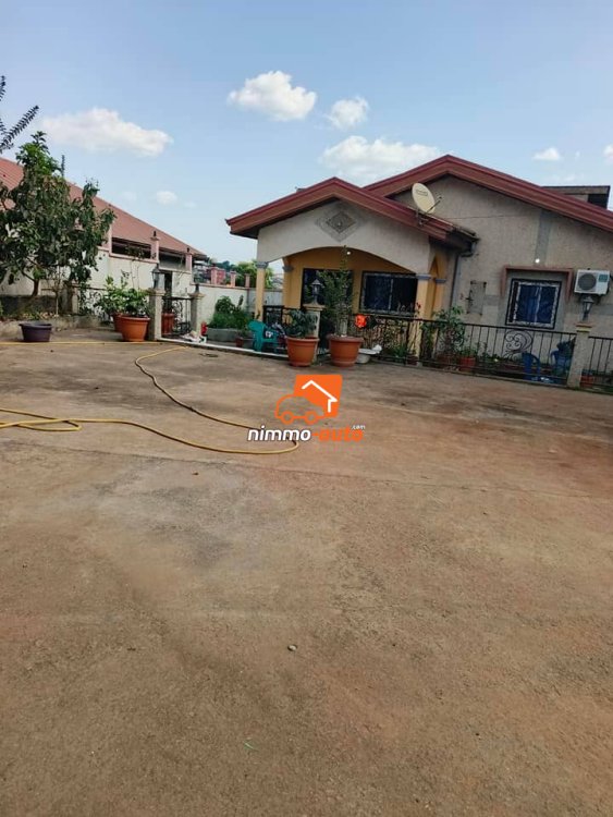 immeuble +villa à vendre à Tsinga village