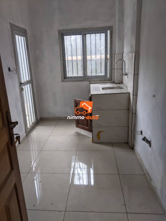 vaste studio à louer à bastos