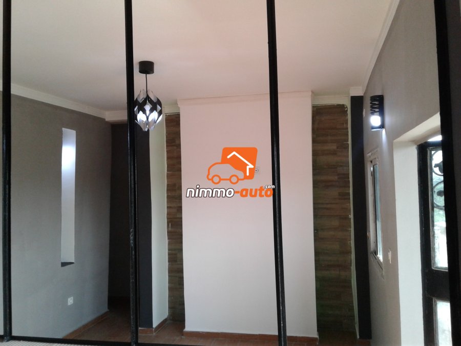 Appartements  de 2 et 3 chambres + salle à manger + salon + mini bar +cuisine+2et 3 douches +terrasse + PARKING situé à DOUALA PK14