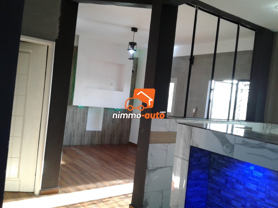 Appartements  de 2 et 3 chambres + salle à manger + salon + mini bar +cuisine+2et 3 douches +terrasse + PARKING situé à DOUALA PK14