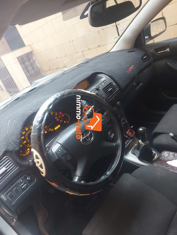Toyota avensis leafback année 2003