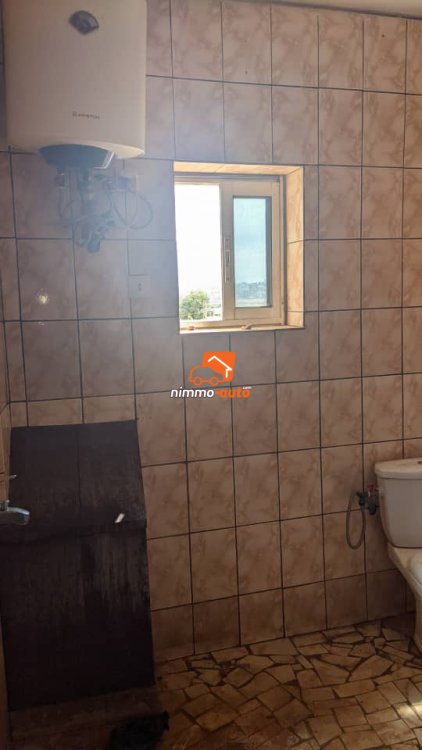 vaste appartement  de 3 chambres à louer à ngousso