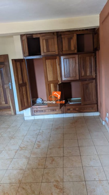 vaste appartement  de 3 chambres à louer à ngousso