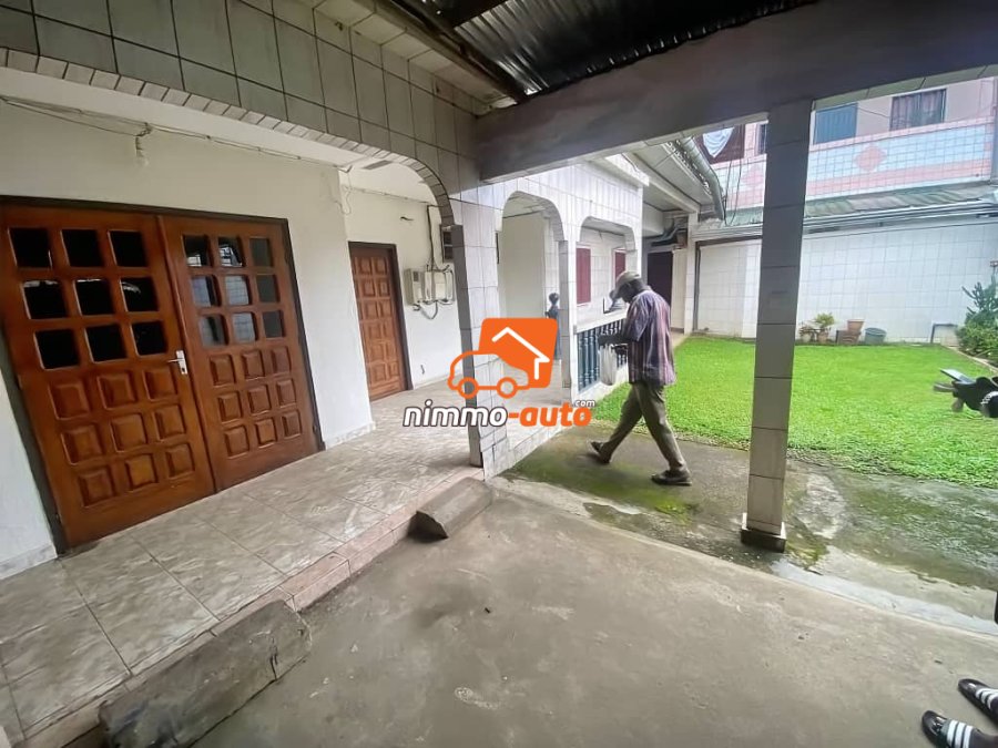 jolie villa à louer avec parking à maképé