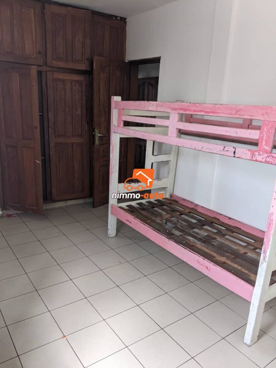 vaste appartement  3 chambres à louer à bastos