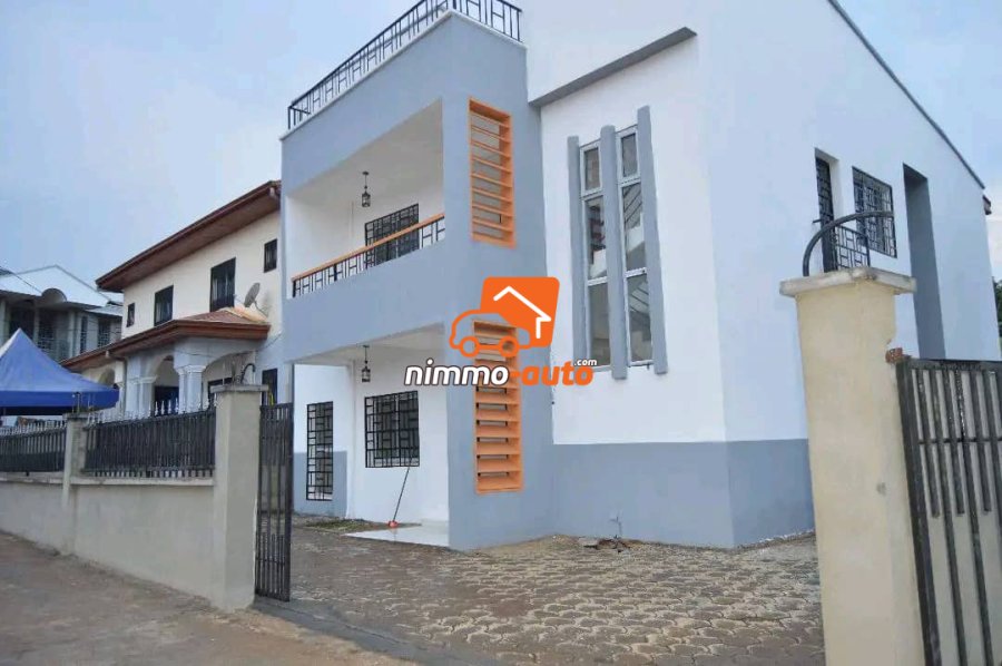 DUPLEX nouvellement construit à Tsinga village