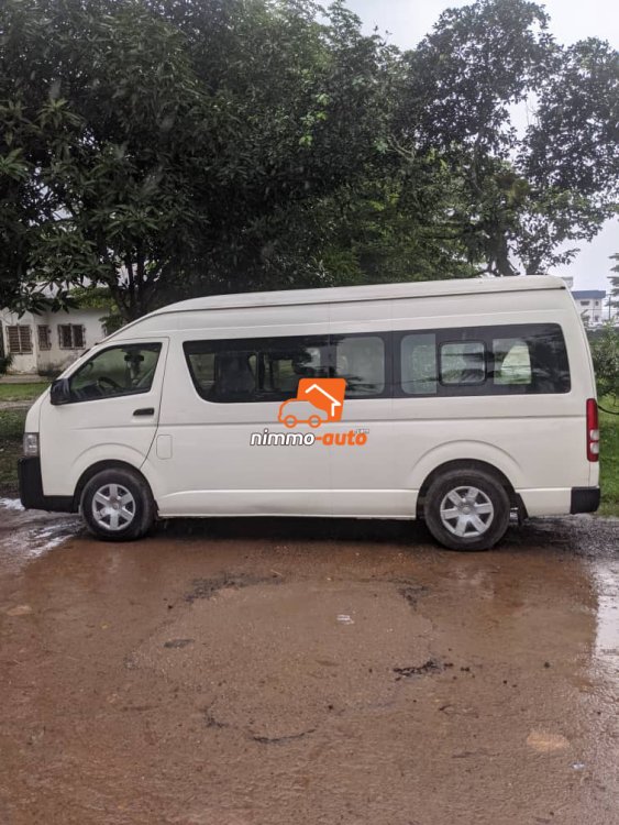 Magnifique hiace à louer dans la ville de Douala et en dehors