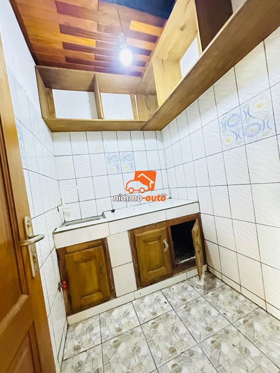 Studio bon  standing à louer à biyemassi