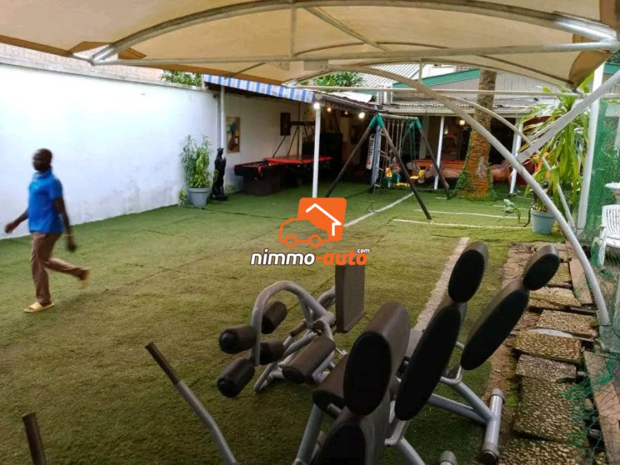 Villa à louer avec piscine à Bonapriso