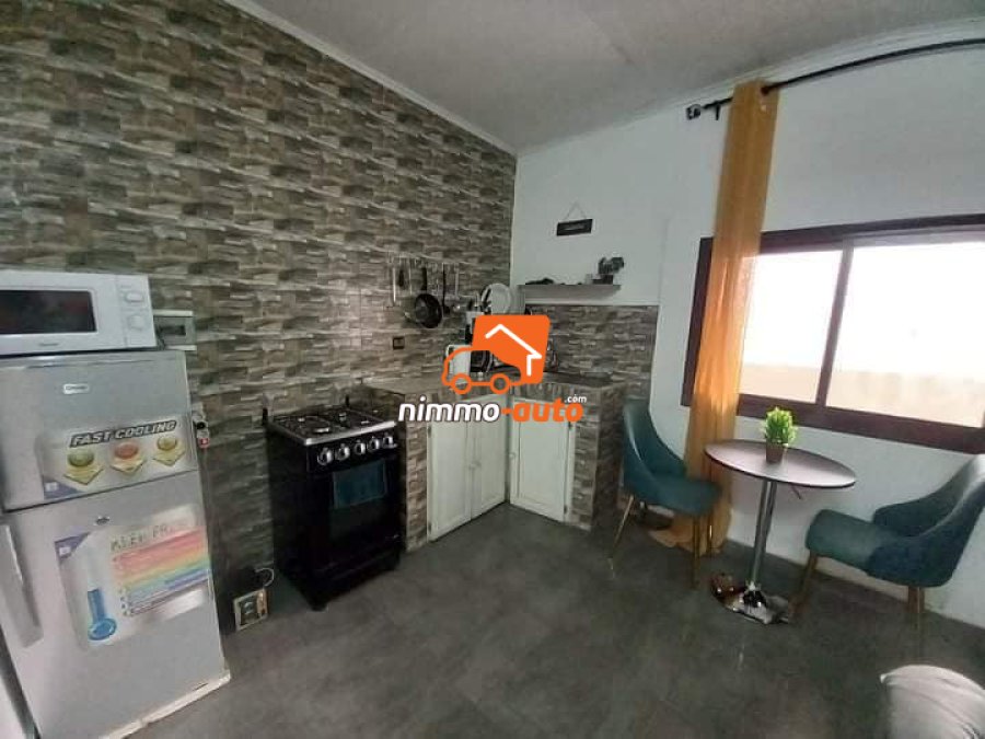 Studio meublé à louer à bastos carrefour