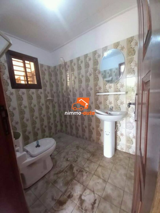 Appartement moderne nouvellement construit a ekoumdoum