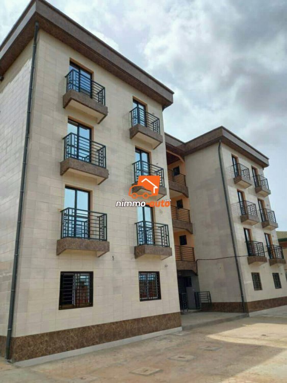 Appartement moderne nouvellement construit a ekoumdoum