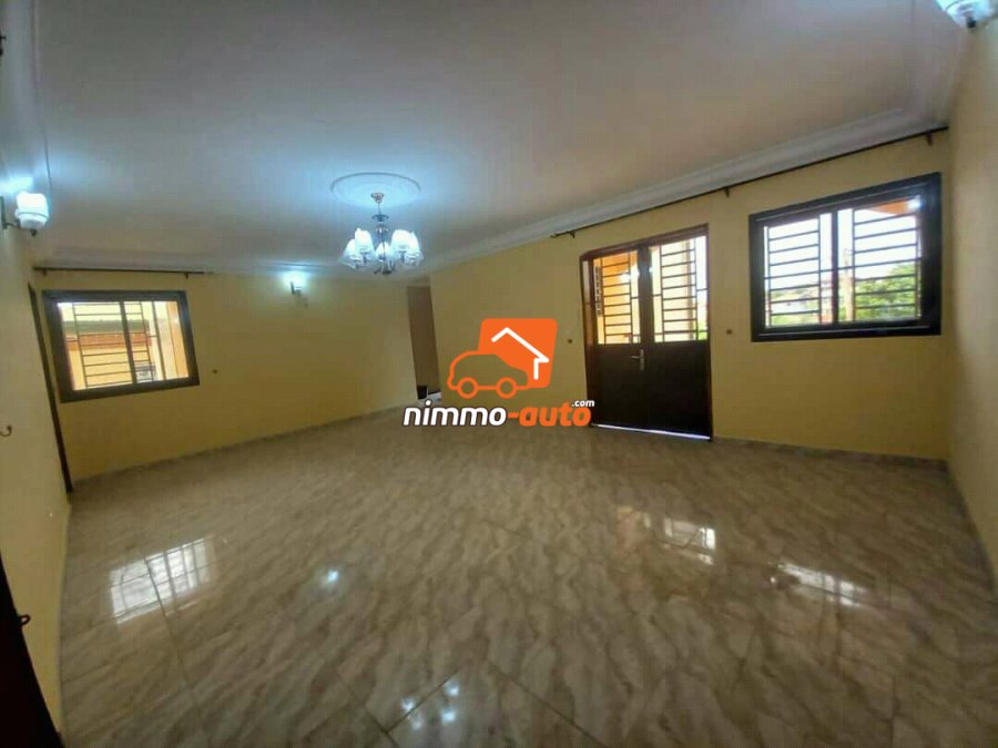 Appartement moderne nouvellement construit a ekoumdoum