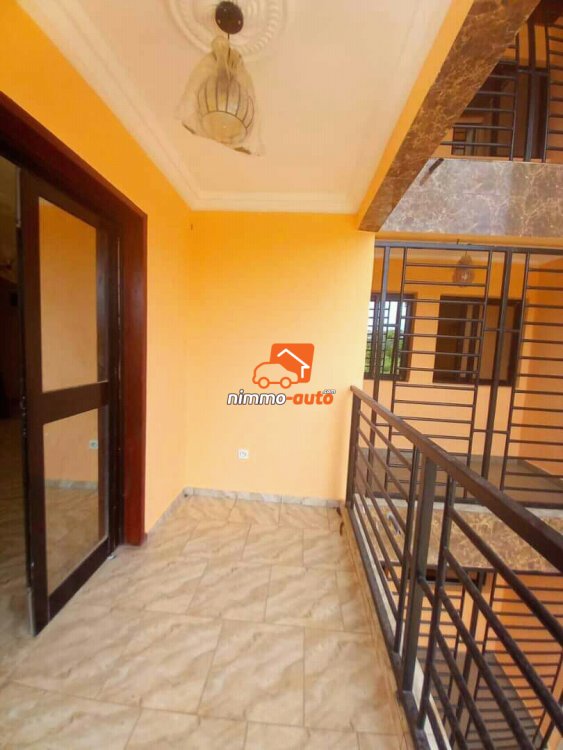 Appartement moderne nouvellement construit a ekoumdoum