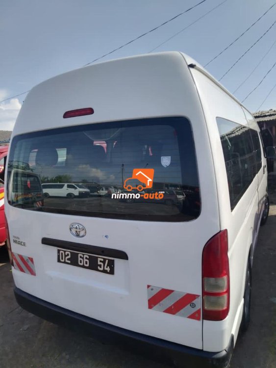 Hiace climatise 19 places à louer à Douala