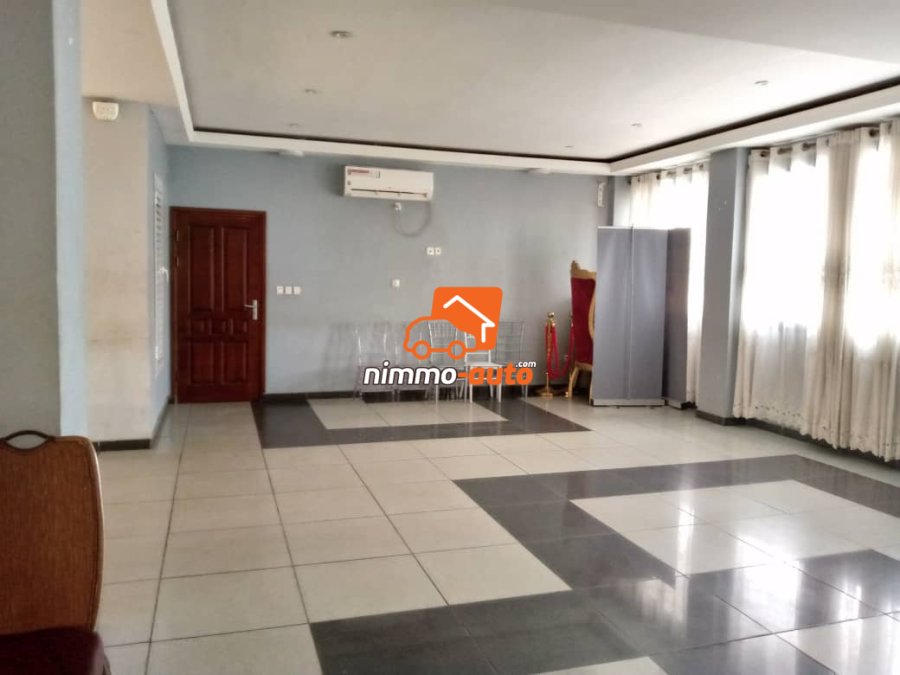 salle polyvalente de 150 places à louer à Akwa Nord