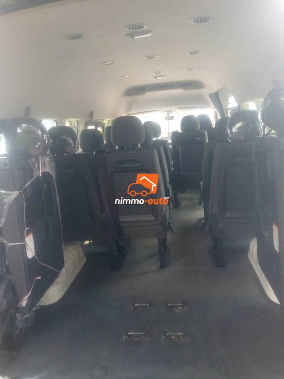 Hiace 15 places à louer à Douala au prix de 110000fcfa dans la ville et négociable hors de la ville