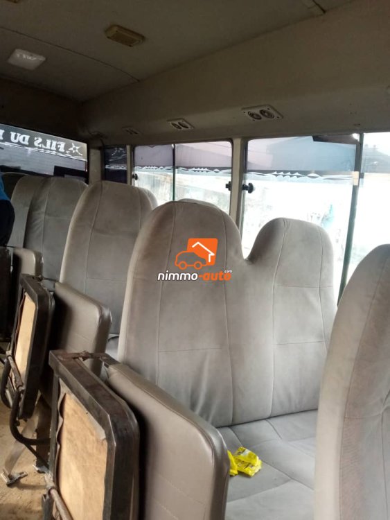 Coaster non climatisé de 30places à louer à Douala