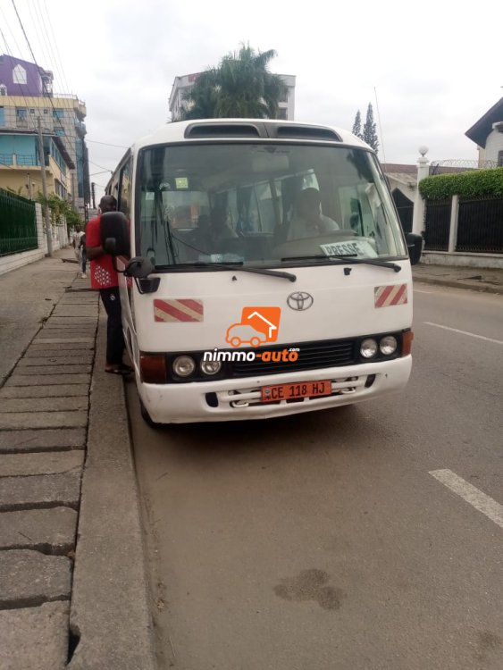 Coaster climatisé 30 places à louer à Douala