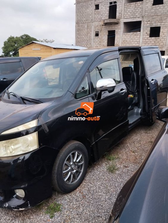 Mini van Toyota voxy 8places à louer