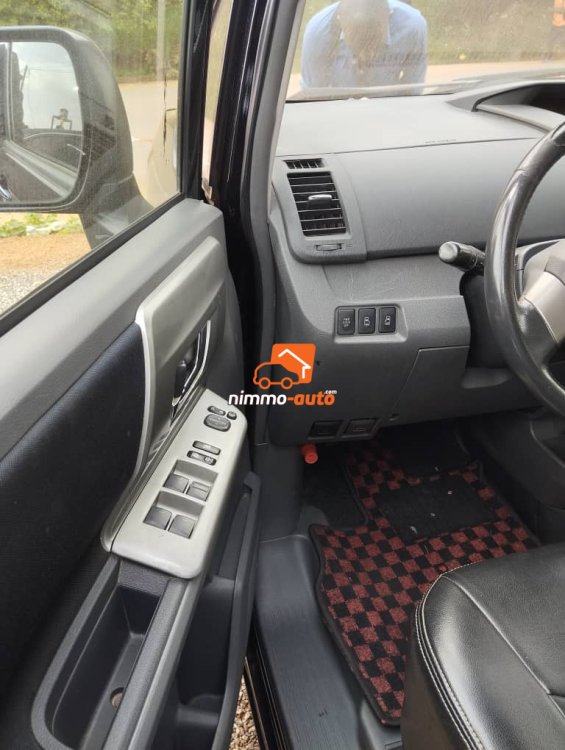 Mini van Toyota voxy 8places à louer