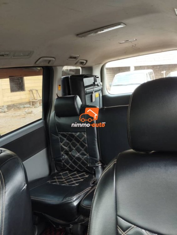 Mini van Toyota voxy 8places à louer