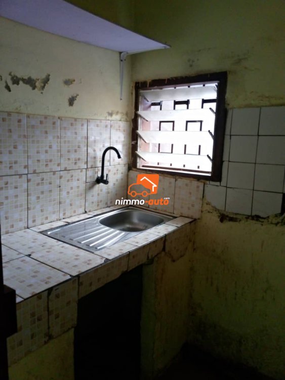 Studio à louer à Obili carrefour Kameni