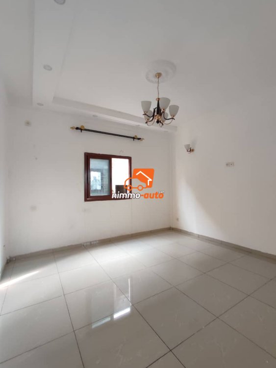 Très beau studio moderne à louer à Nsimeyong terre rouge