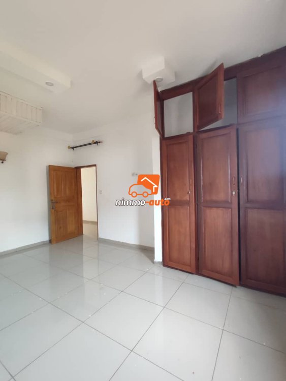 Très beau studio moderne à louer à Nsimeyong terre rouge