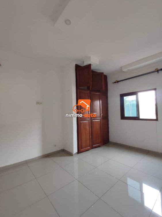 Très beau studio moderne à louer à Nsimeyong terre rouge