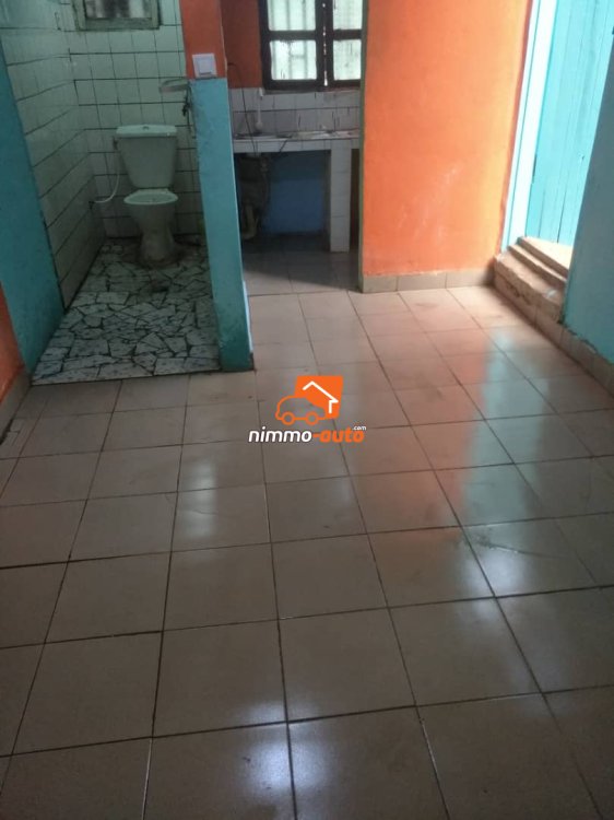 Grande chambre 3 pièces à louer à TKC