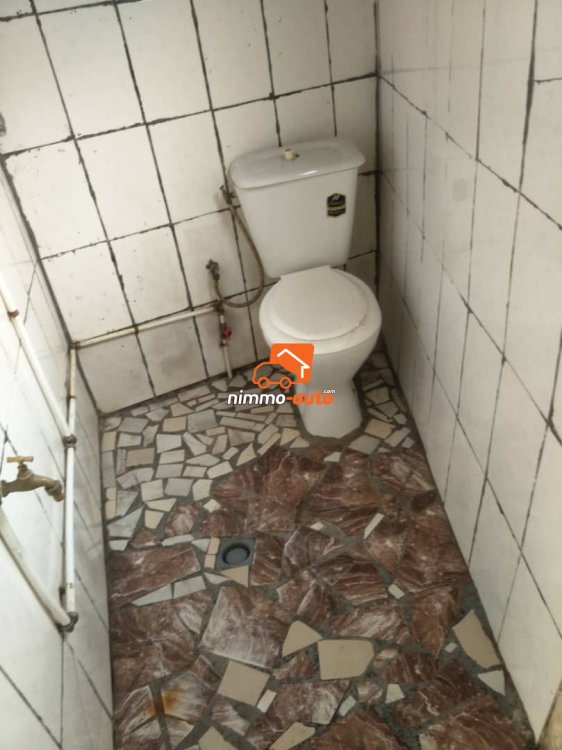 Grande chambre 3 pièces à louer à TKC