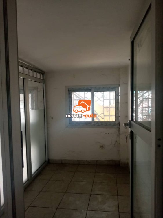 Bureau à louer à 200m des feux rouges Bessengué