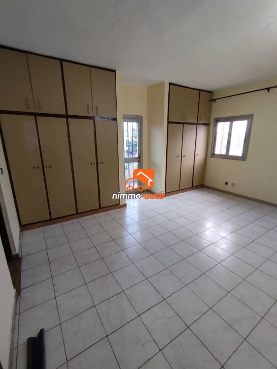 Duplex très haut standing à louer à Awae escalier