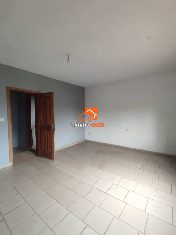 Spacieux appartement moderne à louer à Ekoumdoum