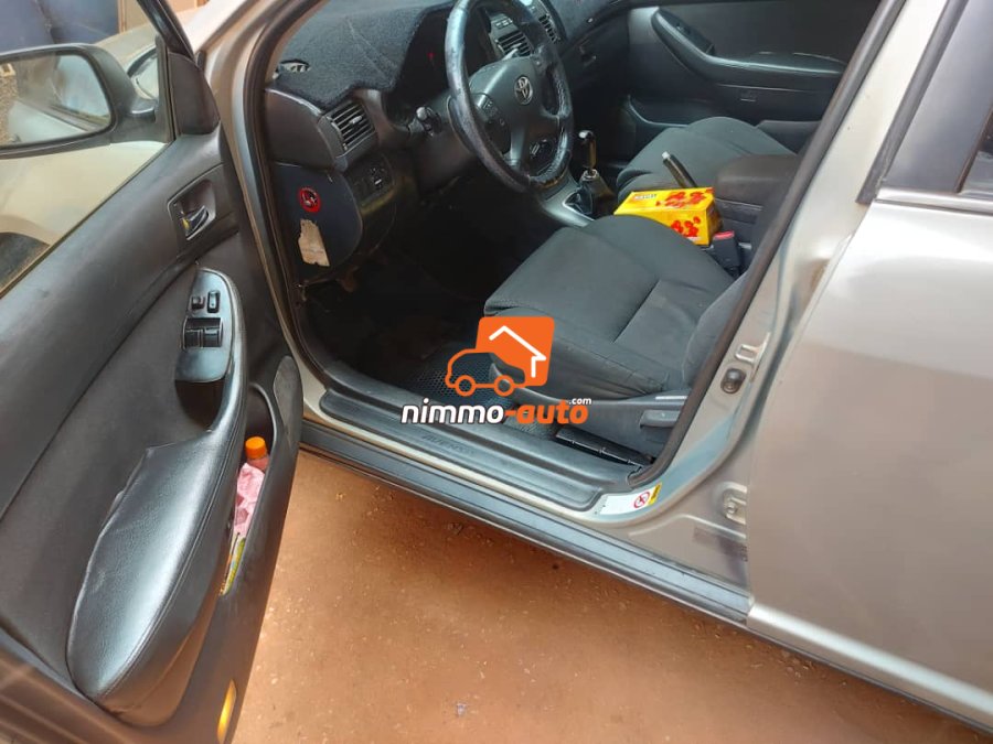 Toyota avensis leafback année 2003