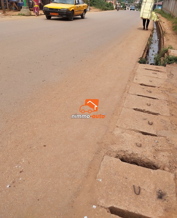 Terrain titré à caractère commercial à vendre bon prix