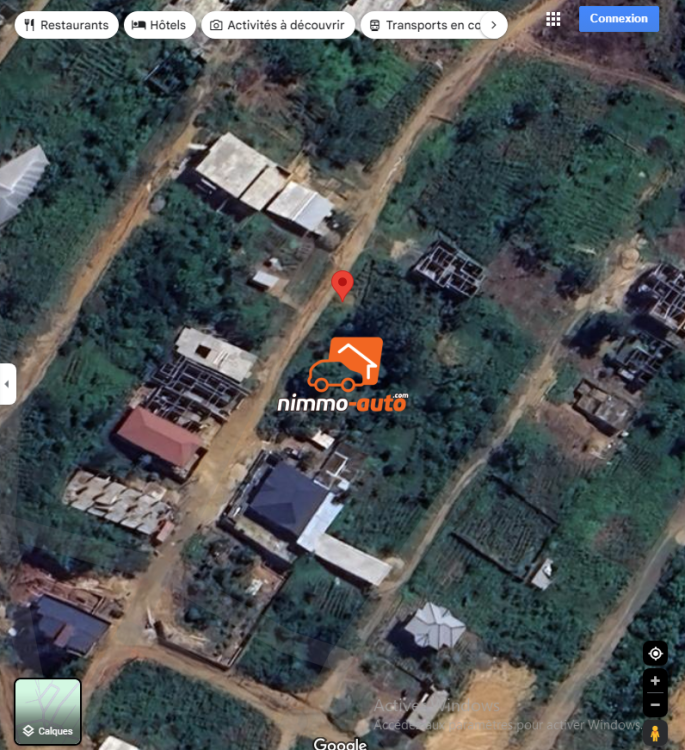 super terrain situee a 30m de la rouite