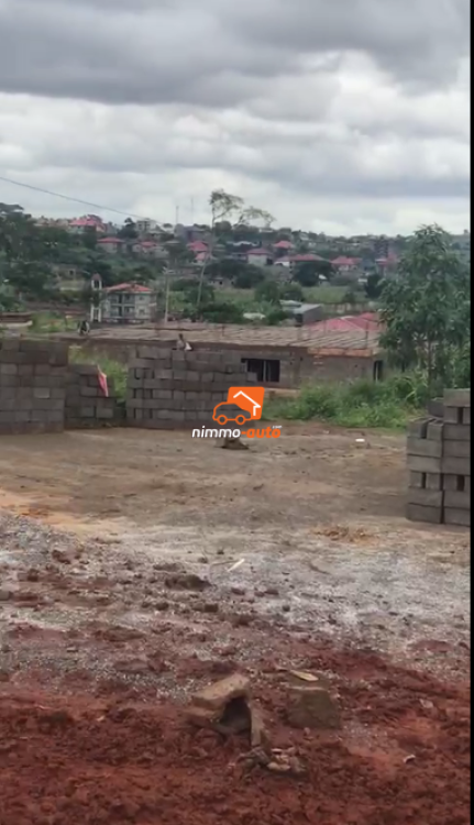 Terrain à vendre à Olembe près de l'échangeur