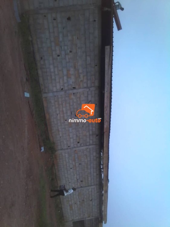 Terrain titré avec construction à vendre à Yaoundé 4 (quartier Abome)