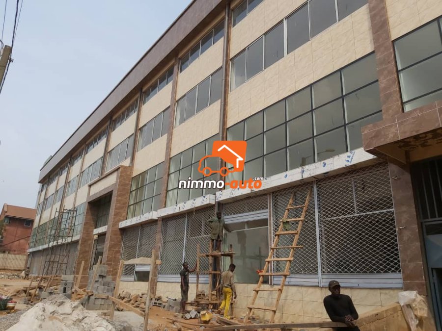 Plusieurs Bureaux Très Vaste à louer au Centre-Ville dans un Immeuble avec Asceseur