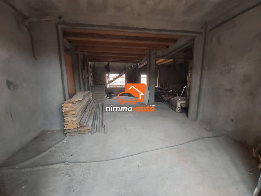 Très Grand Espace Commercial de type BANQUE à louer à Biyem-Assi